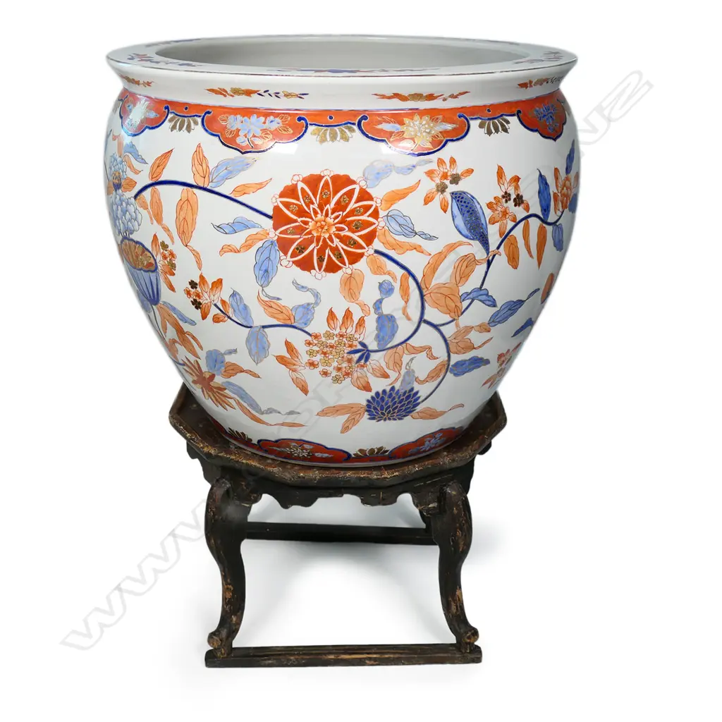 A large vintage Chinese fish bowl on stand, Image 1++