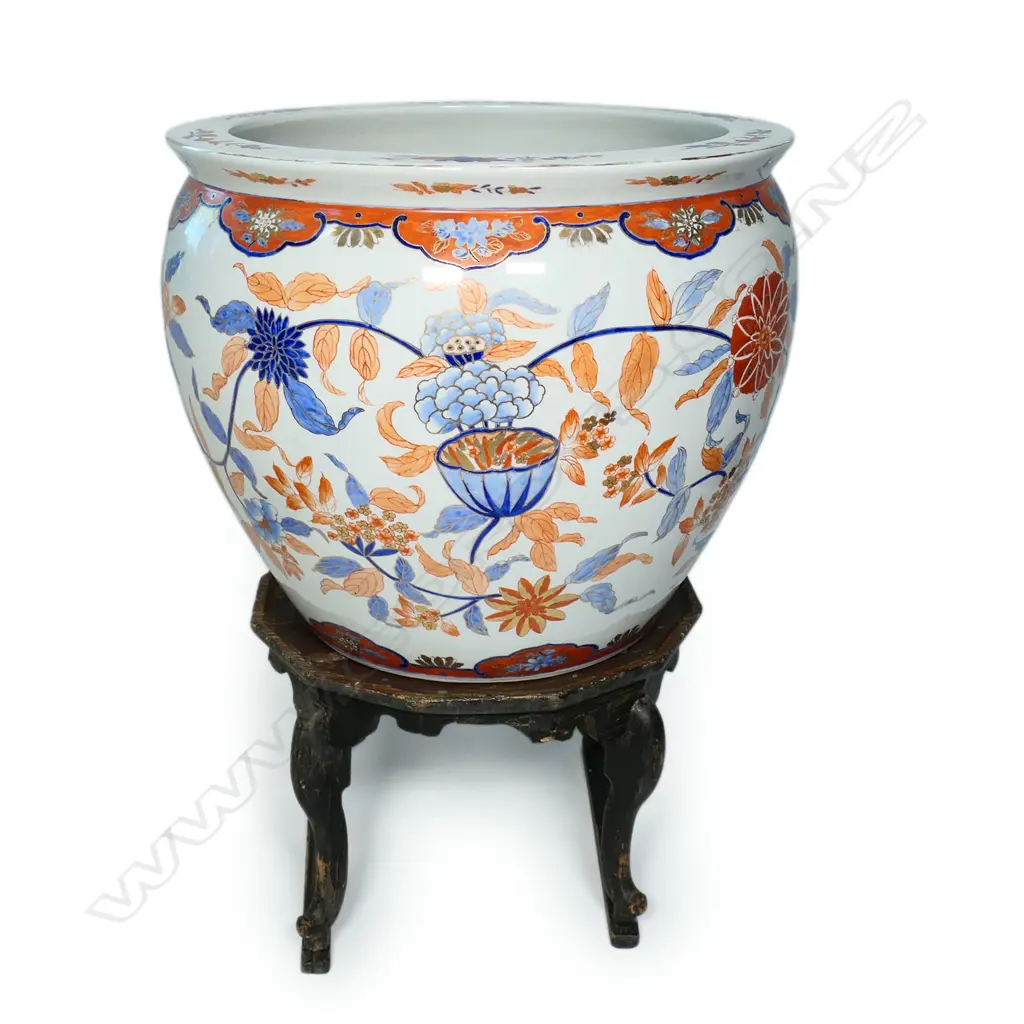 A large vintage Chinese fish bowl on stand, Image 1++