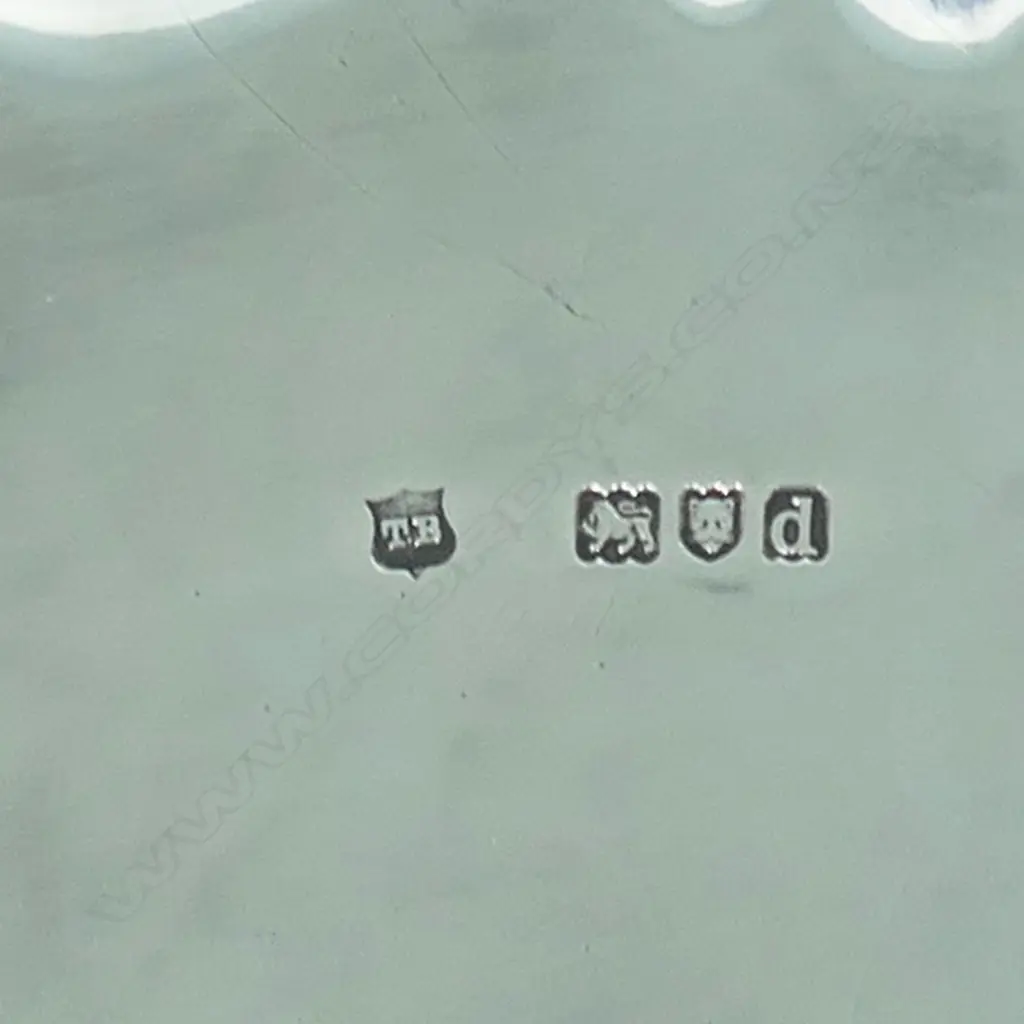 A large Victorian silver salver, Image 1++