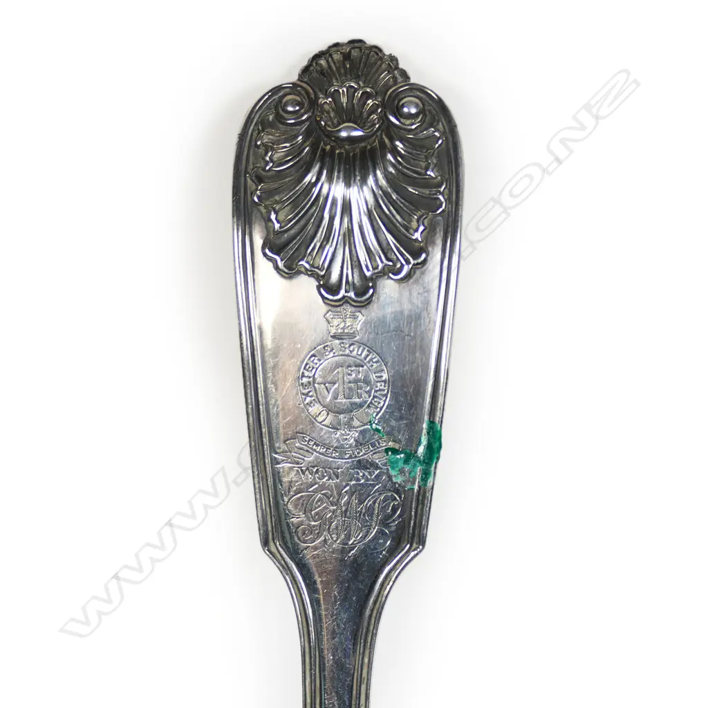 A Victorian silver pie spoon, Image 1++