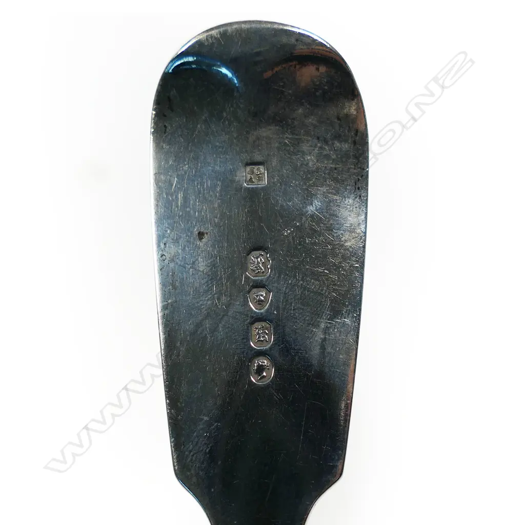 A Victorian silver pie spoon, Image 1++