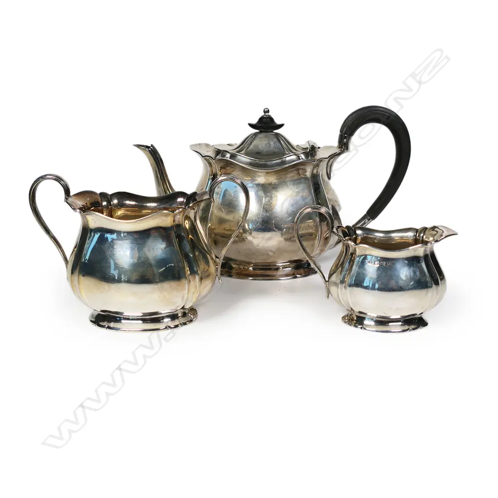 An early 20thC silver three-piece tea service, Image 1++