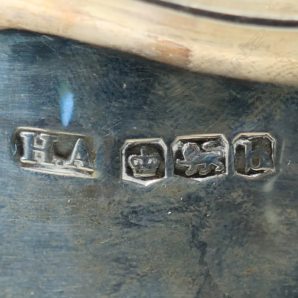 An early 20thC silver three-piece tea service, Image 1++