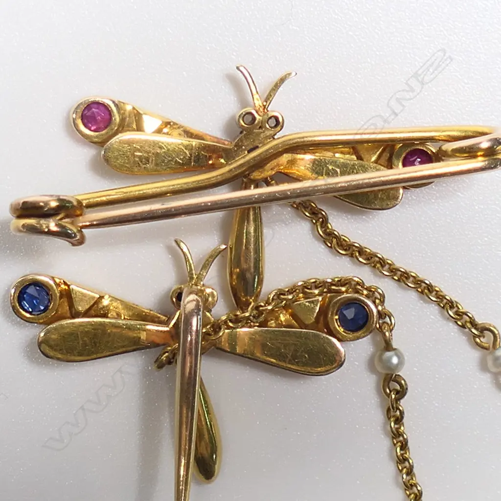 A vintage 9ct gold and gemstone set dragon fly brooch, Image 1++