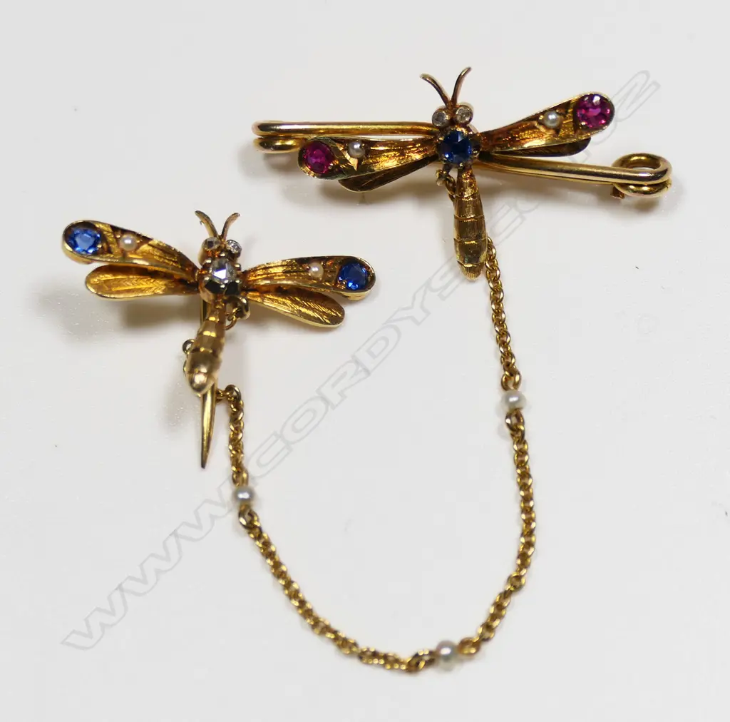 A vintage 9ct gold and gemstone set dragon fly brooch, Image 1++