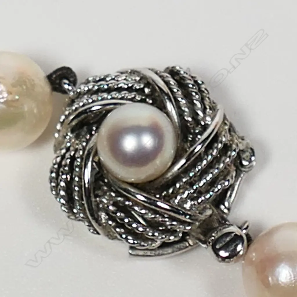 A cultured pearl necklace, Image 1++