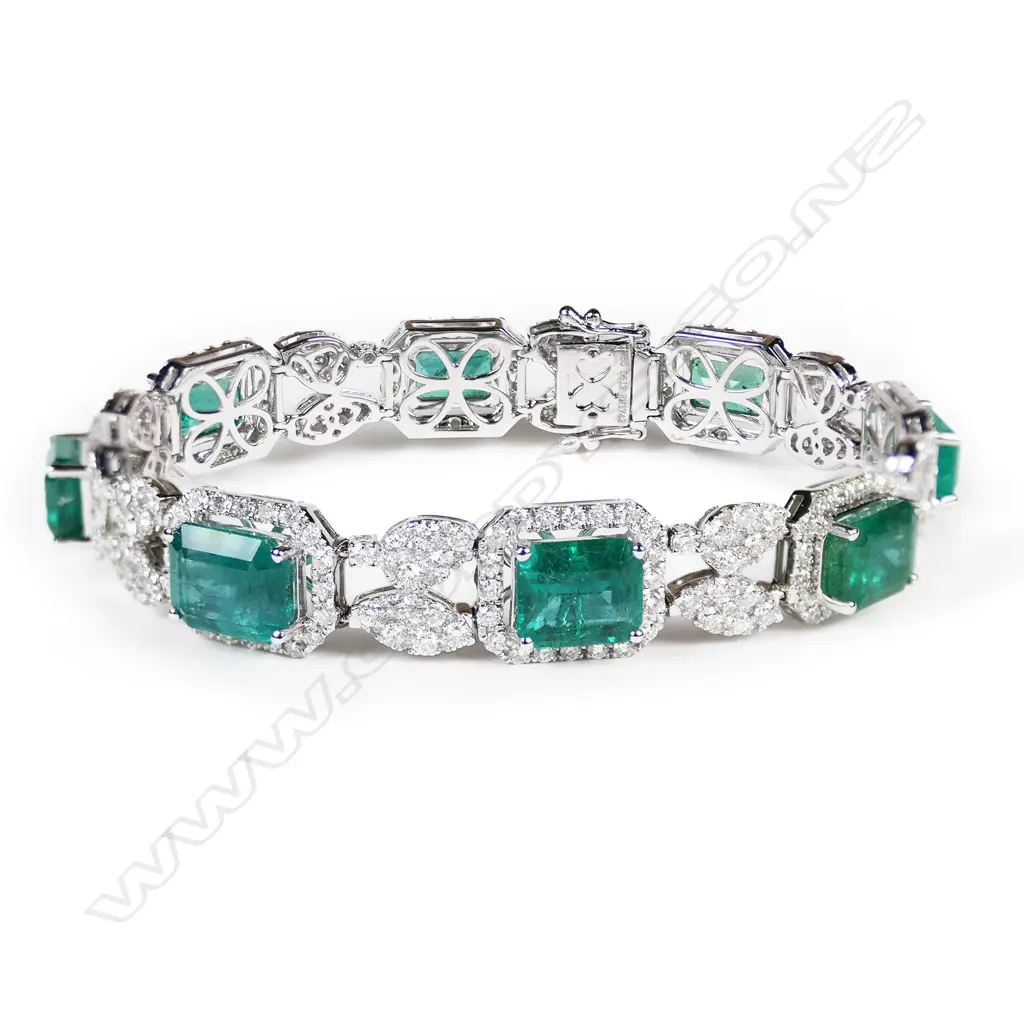 An impressive 18ct white gold, emerald and diamond bracelet, Image 1++