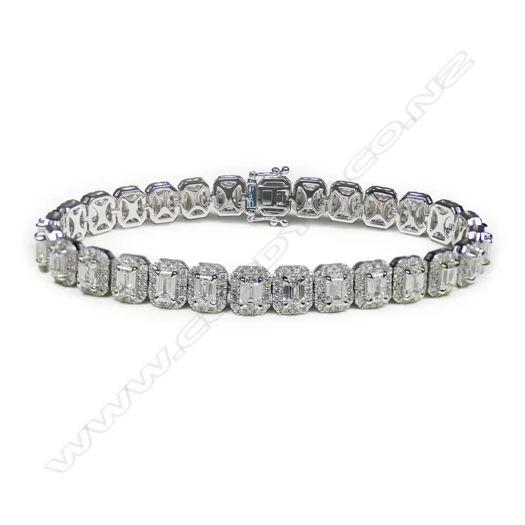 An 18ct white gold and diamond tennis bracelet, Image 1++