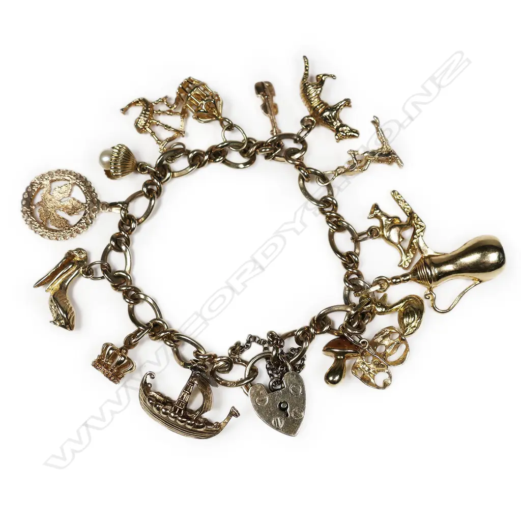 A vintage 9ct yellow gold multi charm bracelet, Image 1++