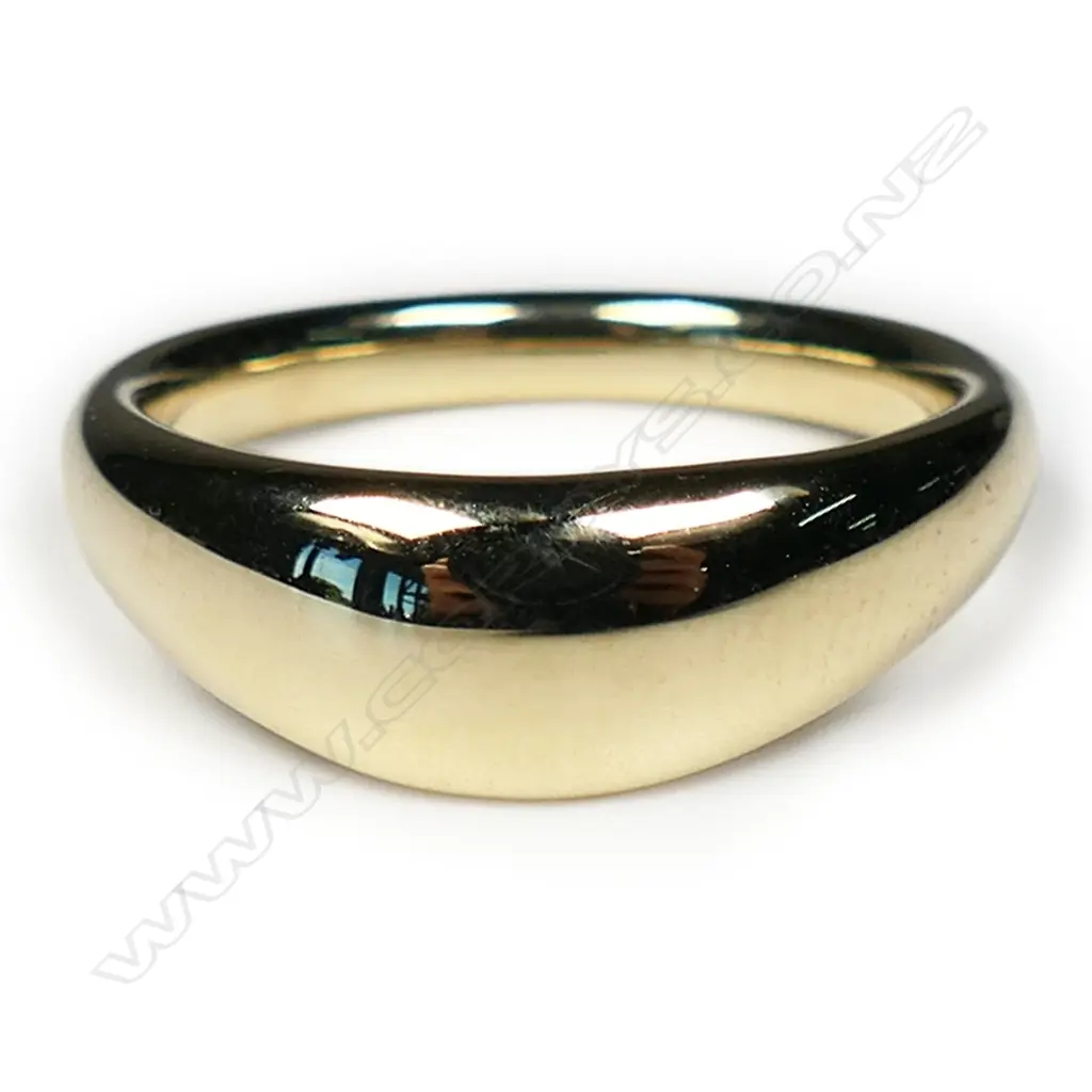 A 9ct yellow gold modernist band ring. Image 1++
