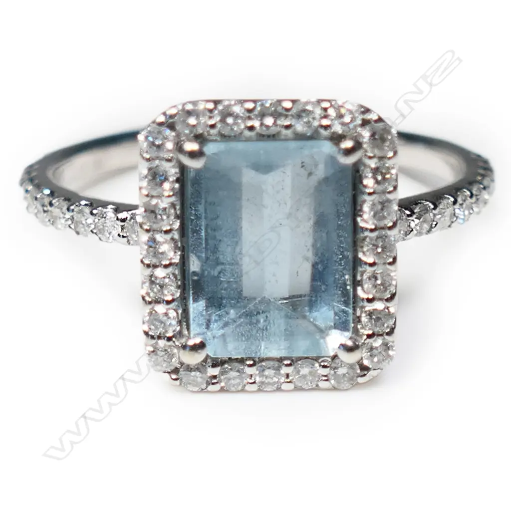 A 14ct white gold aquamarine and diamond ring, Image 1++