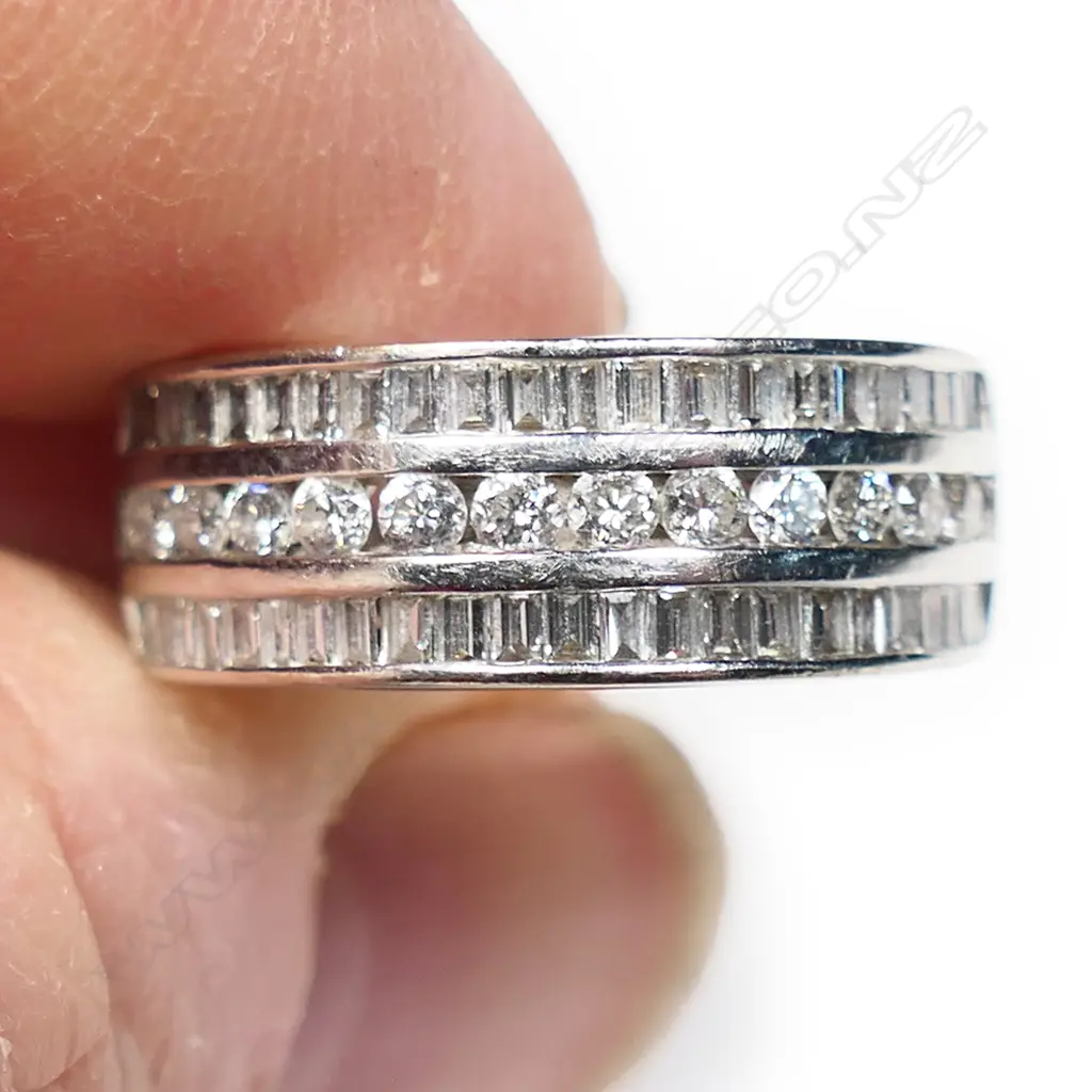 An 18ct gold and diamond ring, Image 1++