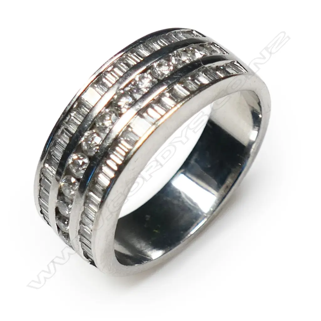 An 18ct gold and diamond ring, Image 1++