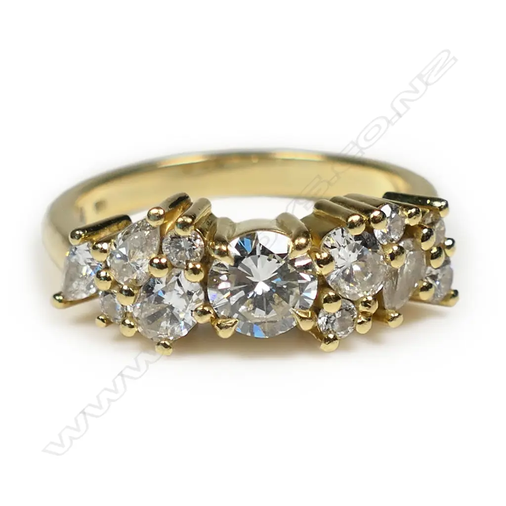An 18ct gold and diamond dress ring, Image 1++