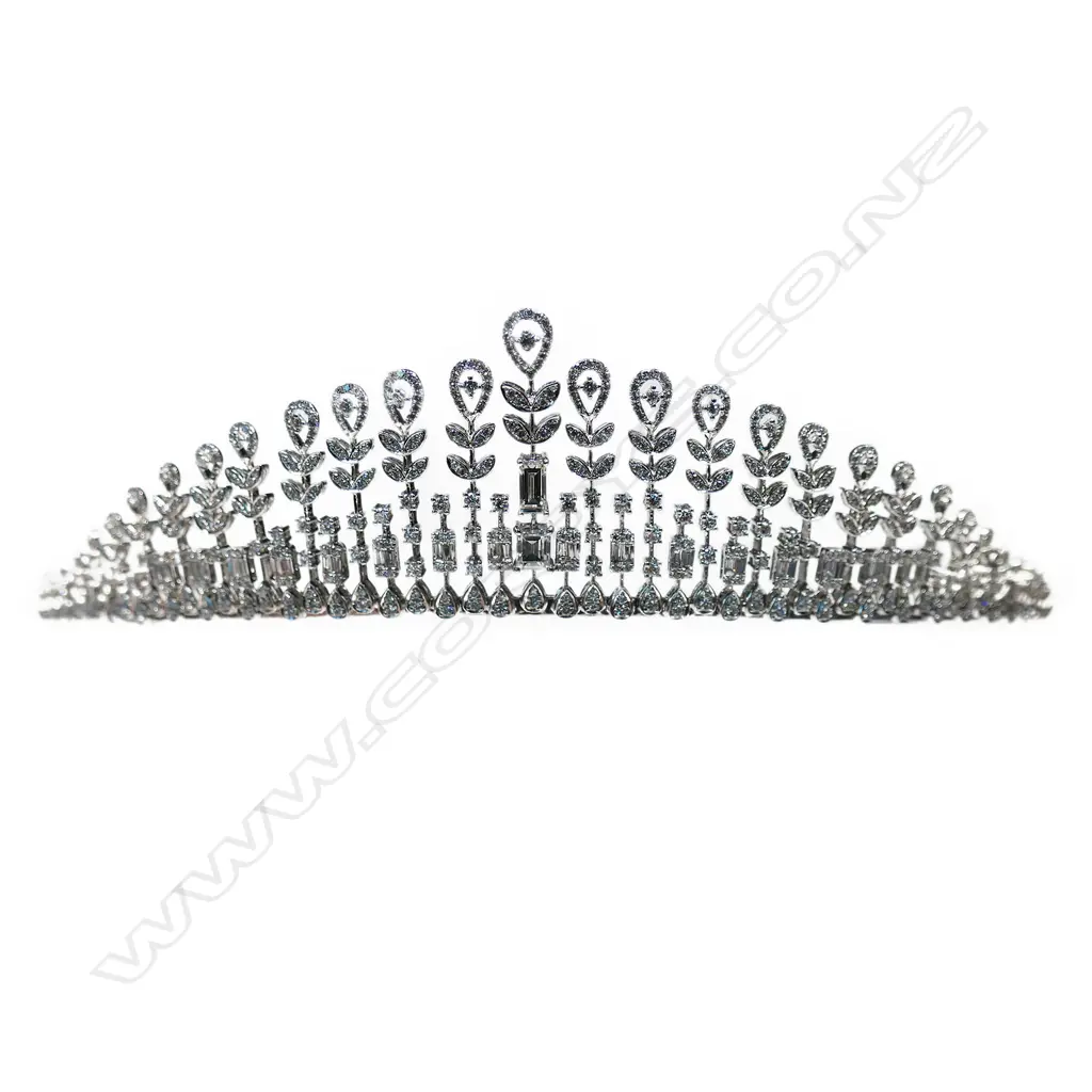 An 18ct white gold and diamond tiara, Image 1++