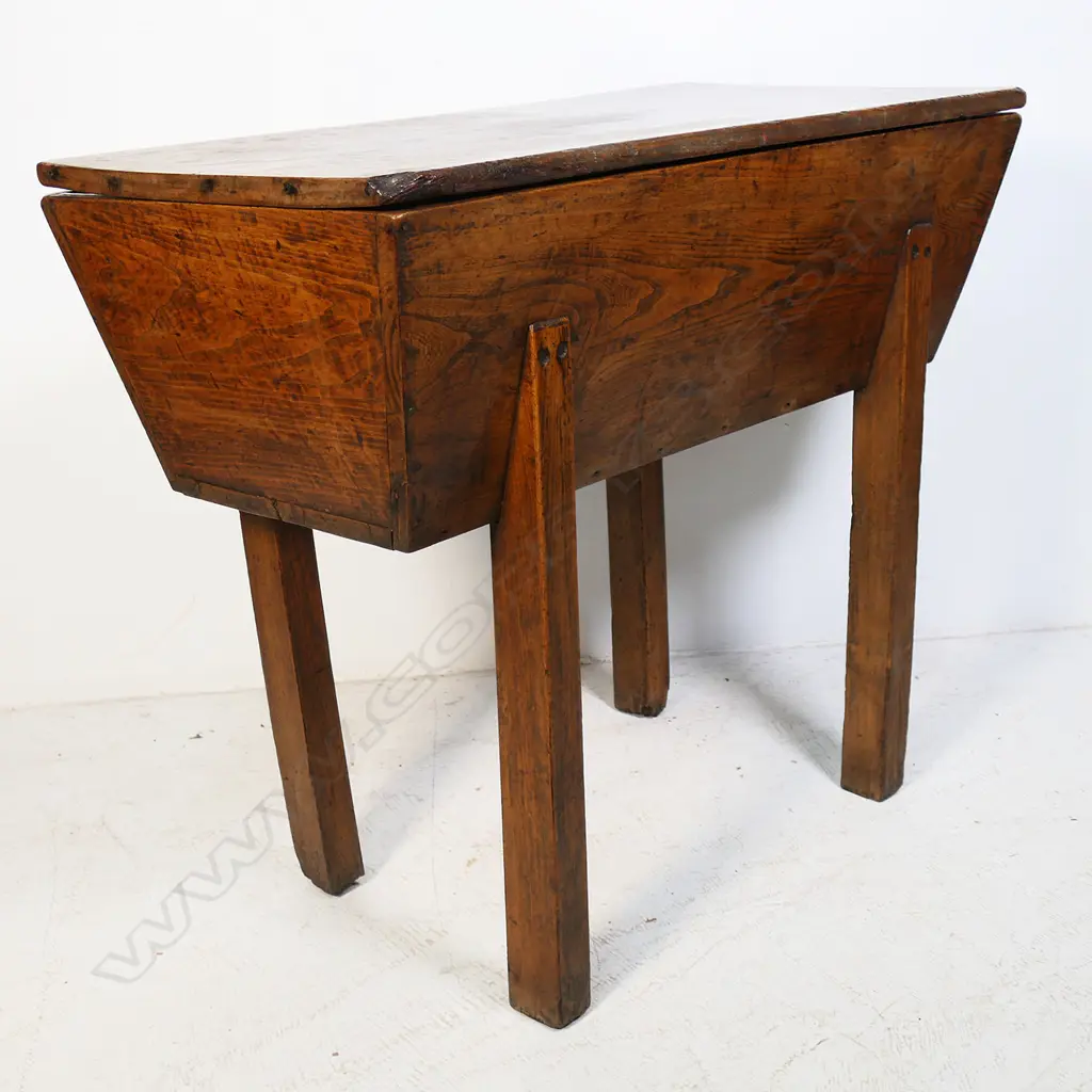 A George III elm dough bin, Image 1++
