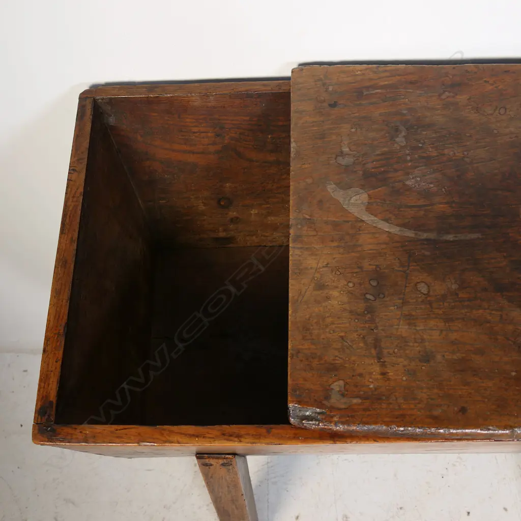 A George III elm dough bin, Image 1++