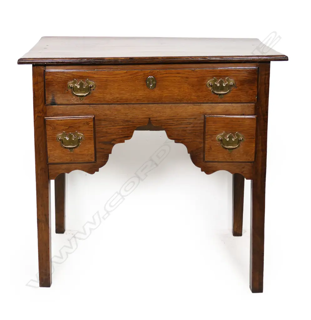 An oak Georgian style lowboy, Image 1++