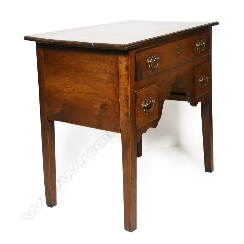 An oak Georgian style lowboy, Image 1++