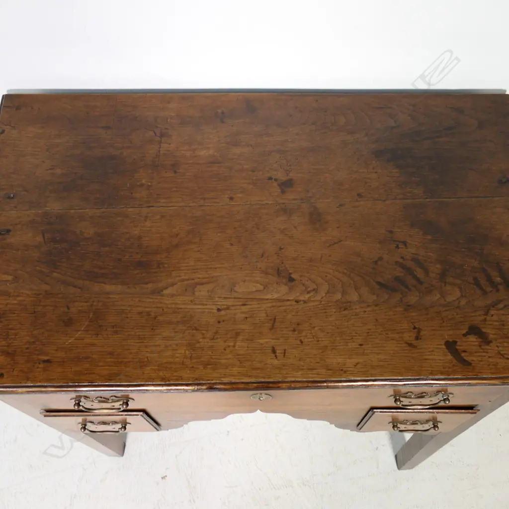An oak Georgian style lowboy, Image 1++
