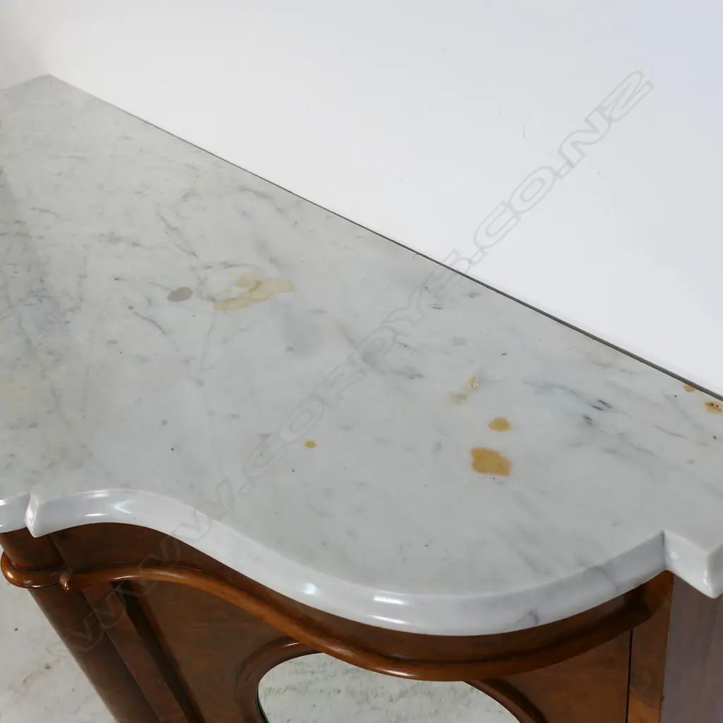 A Victorian walnut credenza, Image 1++