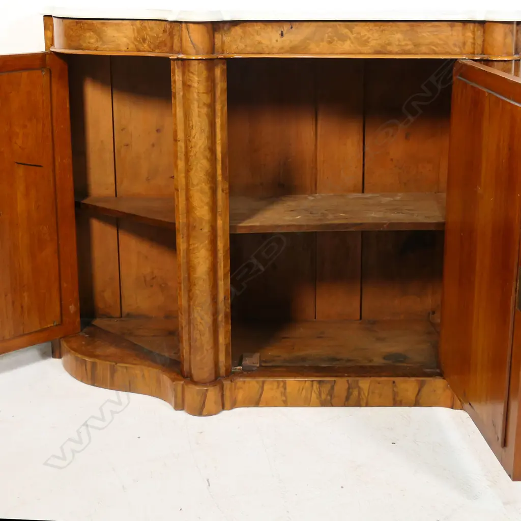 A Victorian walnut credenza, Image 1++