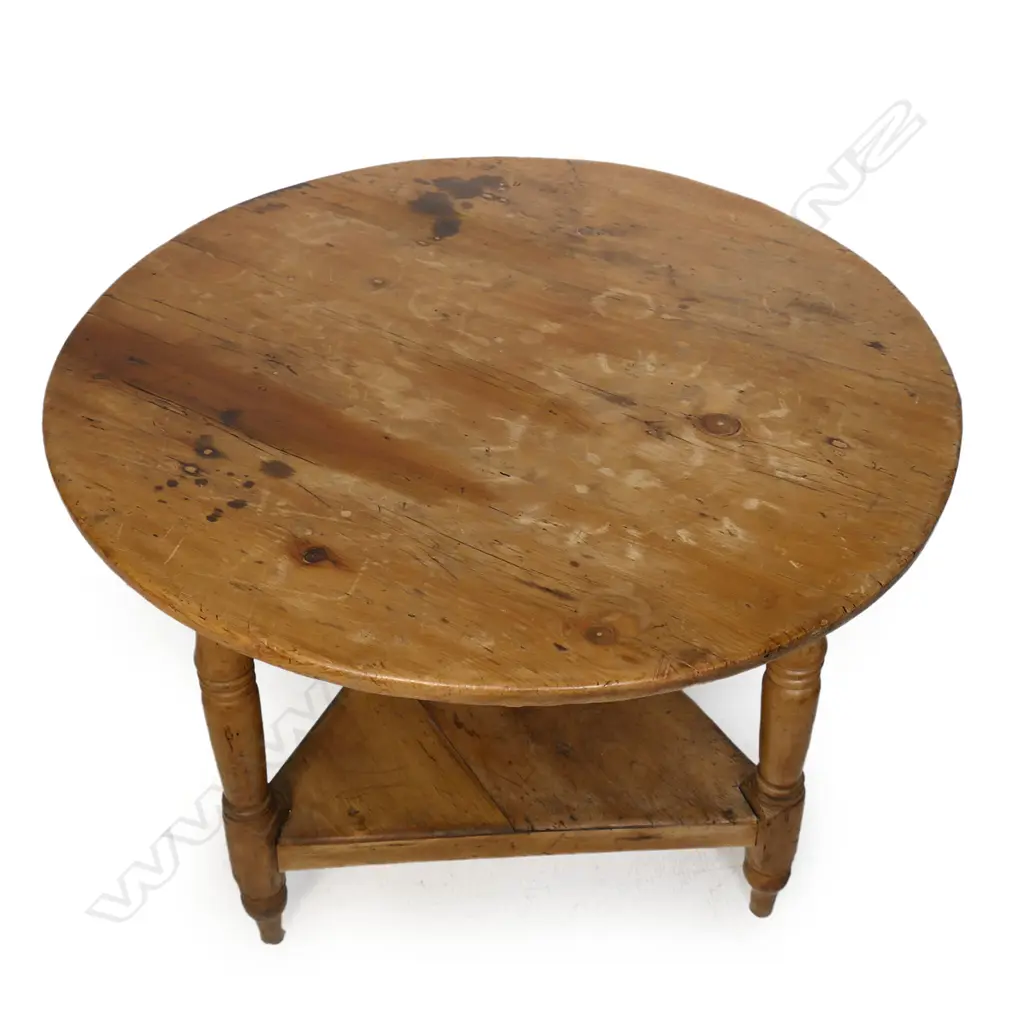 An antique pine cricket table, Image 1++
