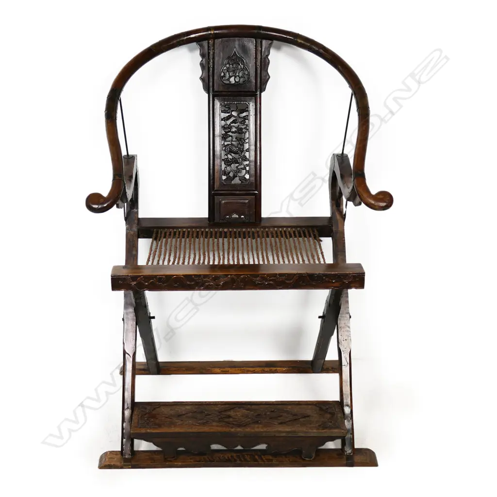 A Chinese horseshoe-back folding hunting chair, Image 1++