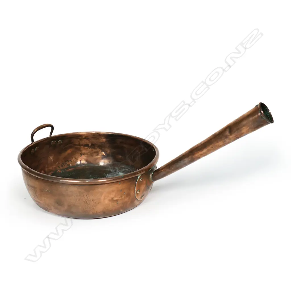 A large old copper pan, Image 1++