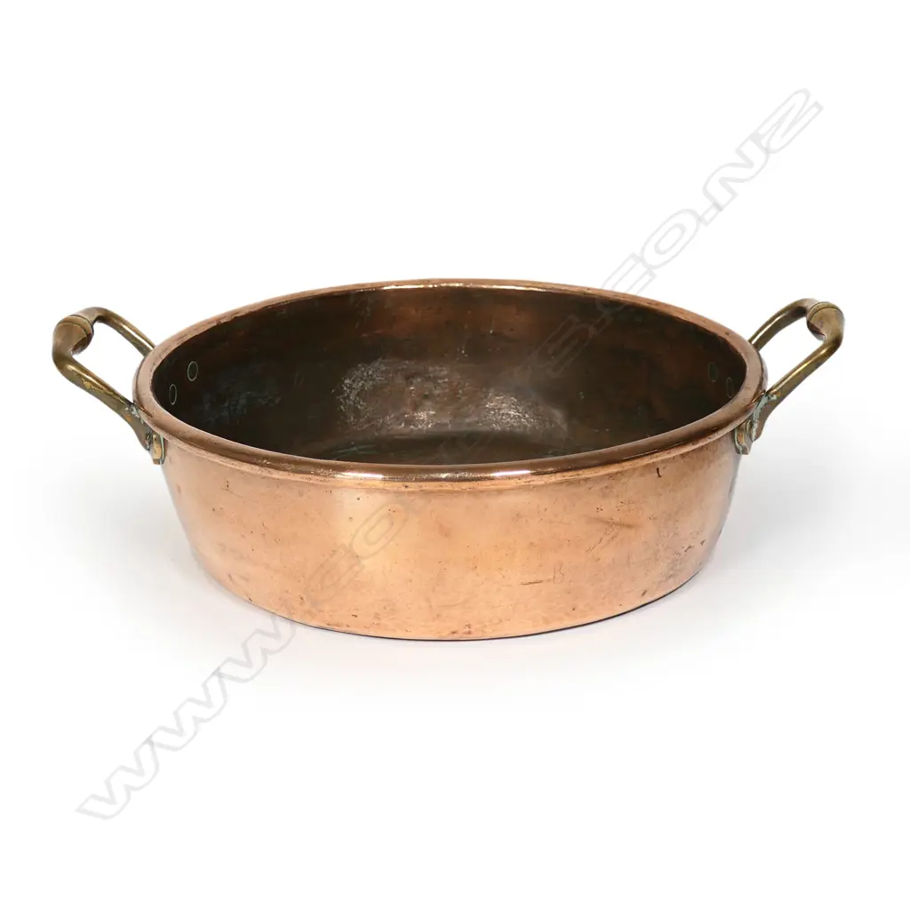 An old copper shallow pan, Image 1++