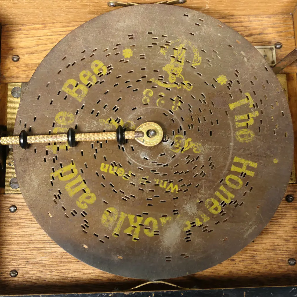 A 19thC clockwork table top polyphon musical 8" disc player, Image 1++