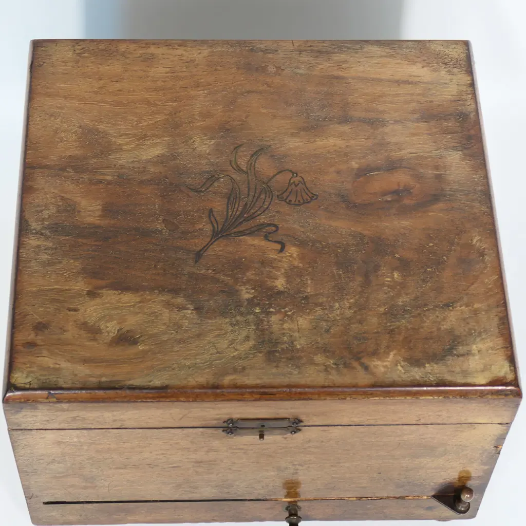 A 19thC clockwork table top polyphon musical 8" disc player, Image 1++