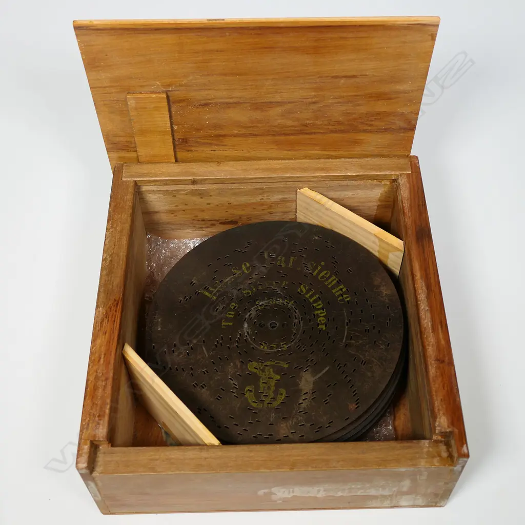 A 19thC clockwork table top polyphon musical 8" disc player, Image 1++