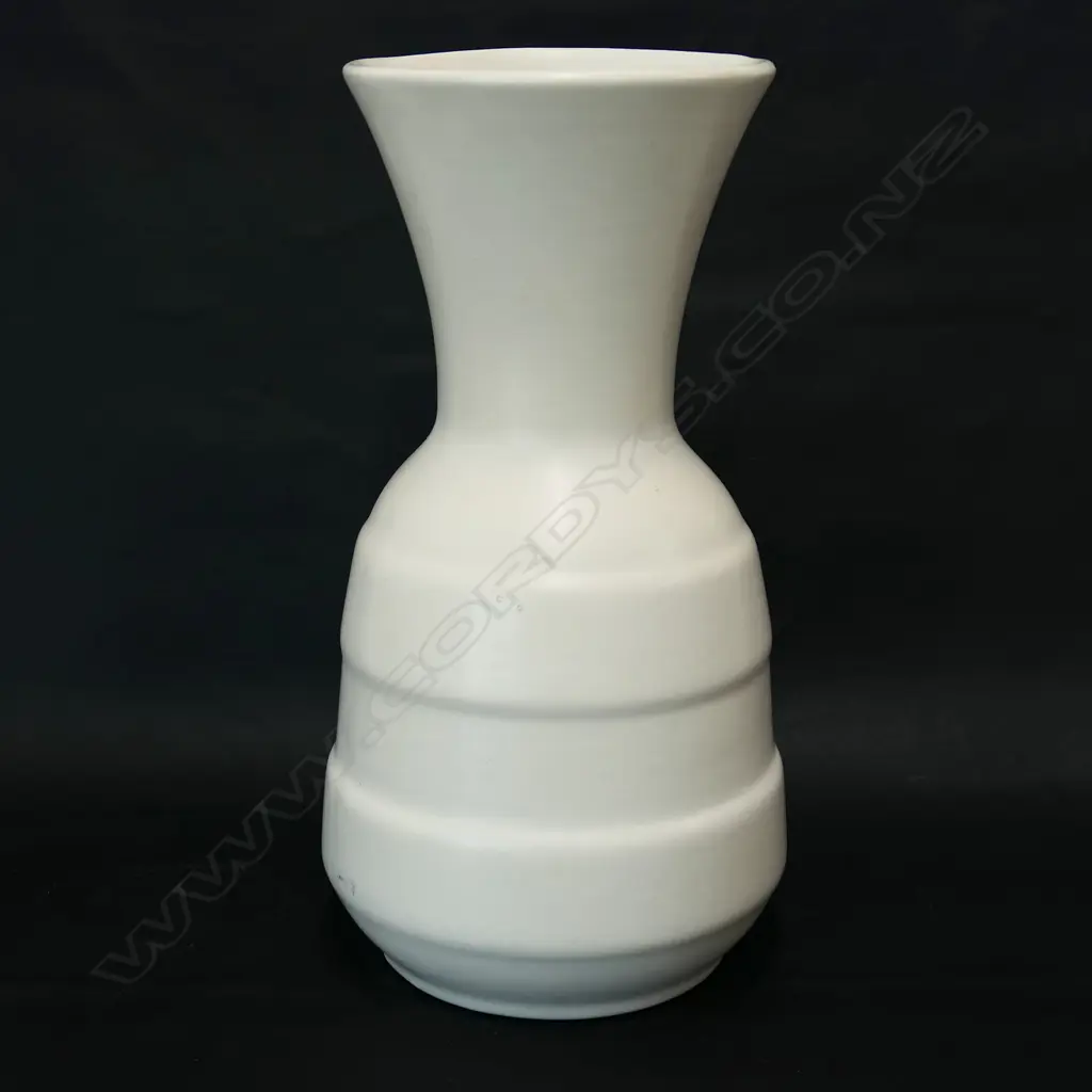 A Crown Lynn Potteries vase, Image 1++