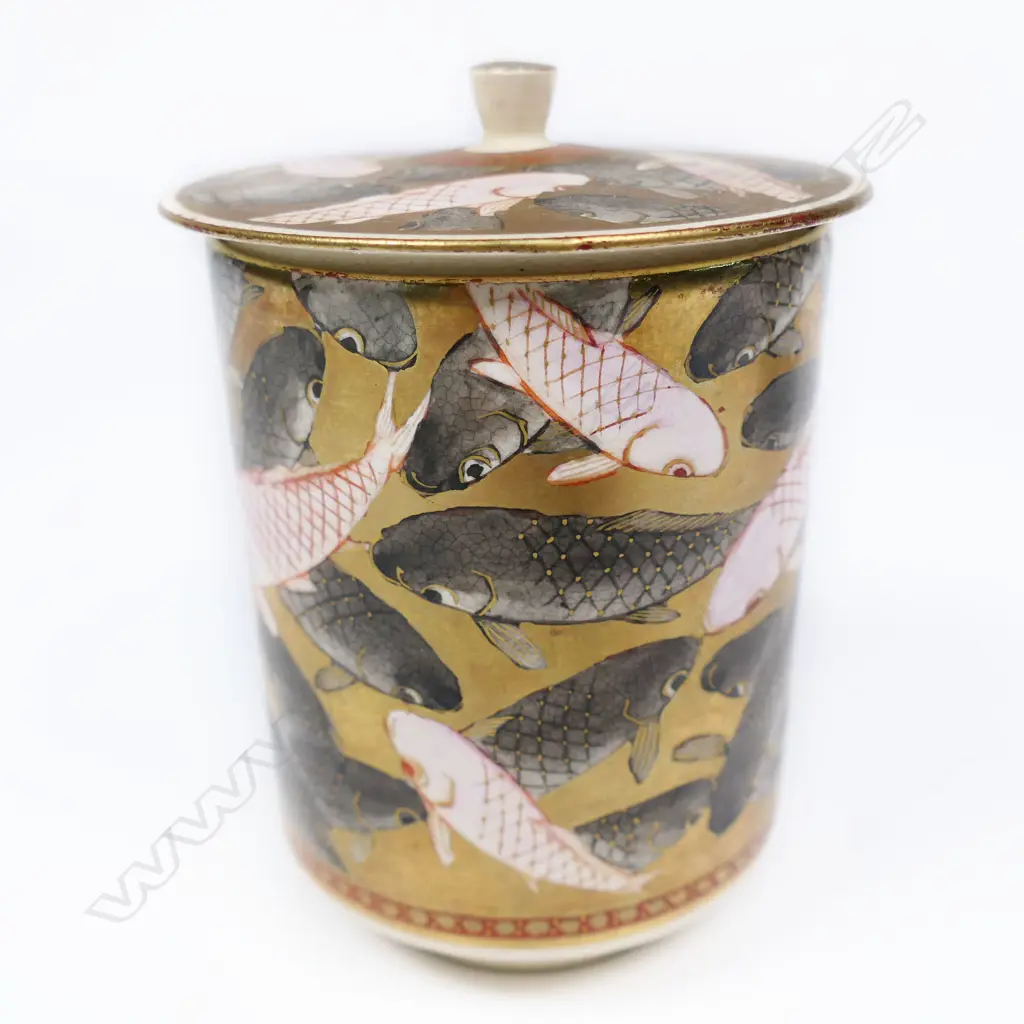 A small fine Satsuma lidded jar, Image 1++