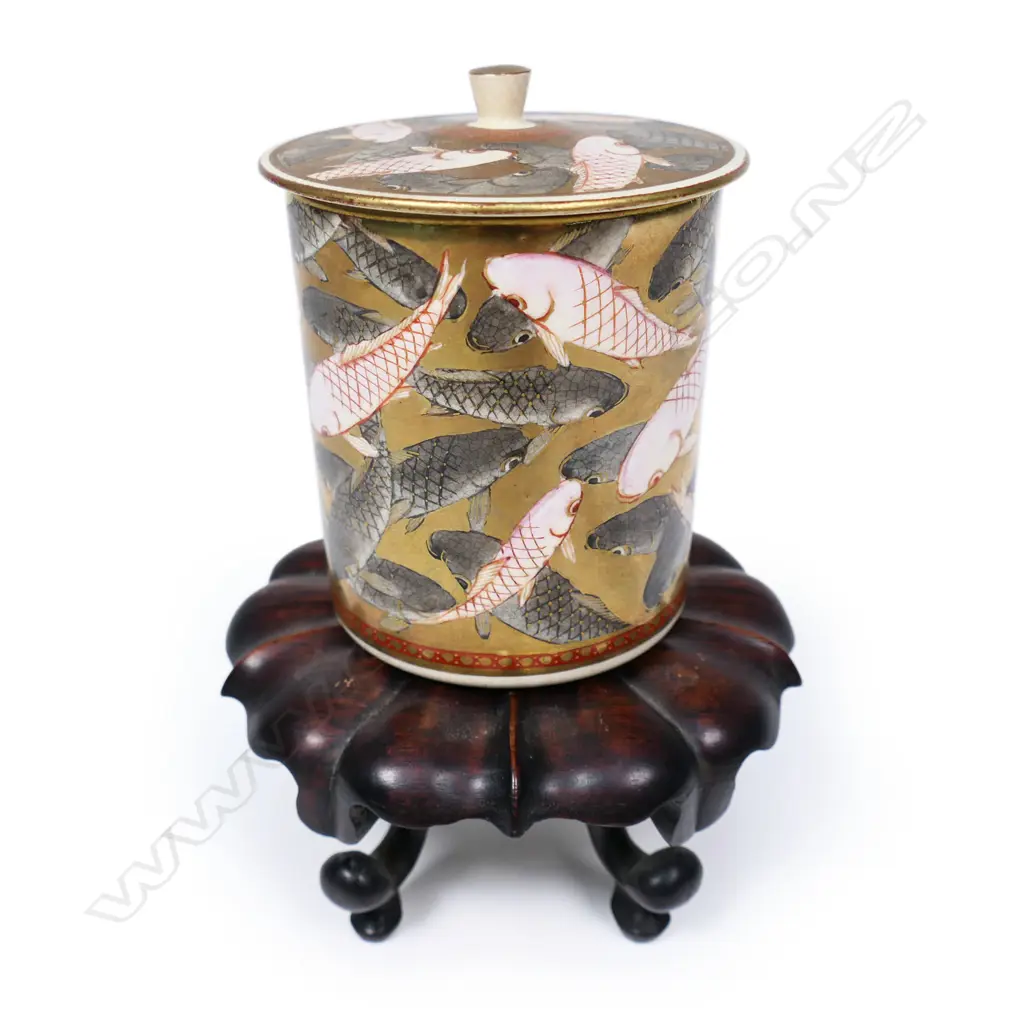 A small fine Satsuma lidded jar, Image 1++