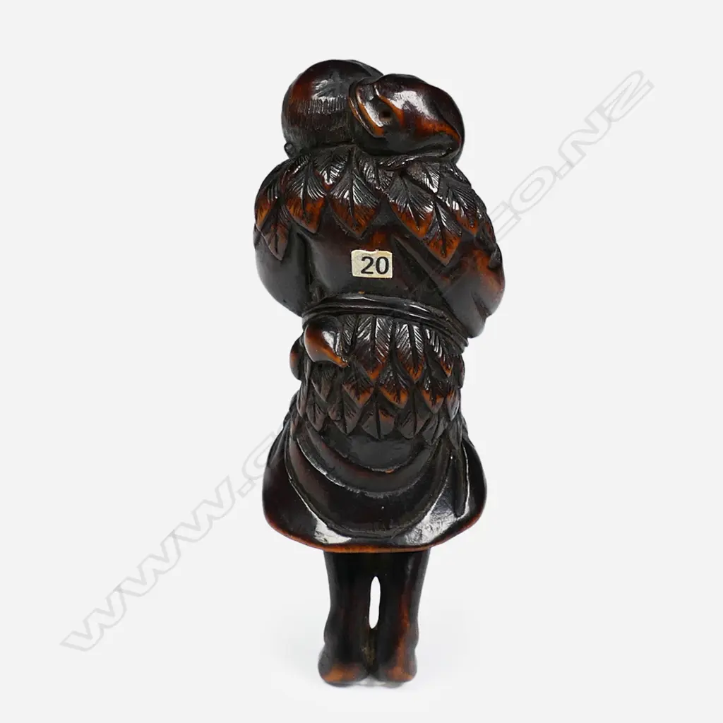 A well carved Japanese boxwood netsuke of Gama Sennin, Image 1++