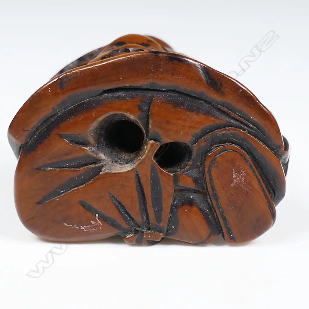 A well carved c.1840 Japanese boxwood netsuke, Image 1++