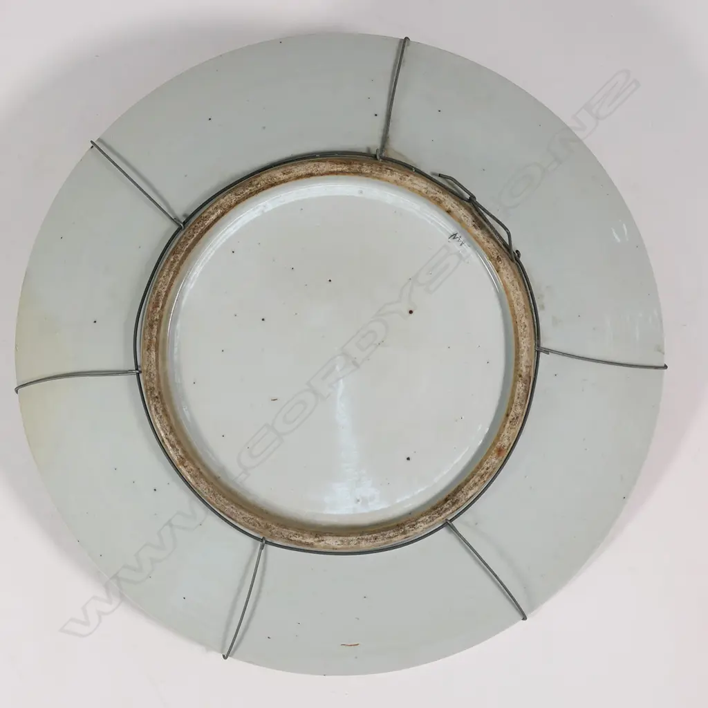 A 19thC Chinese porcelain famille verte charger, Image 1++
