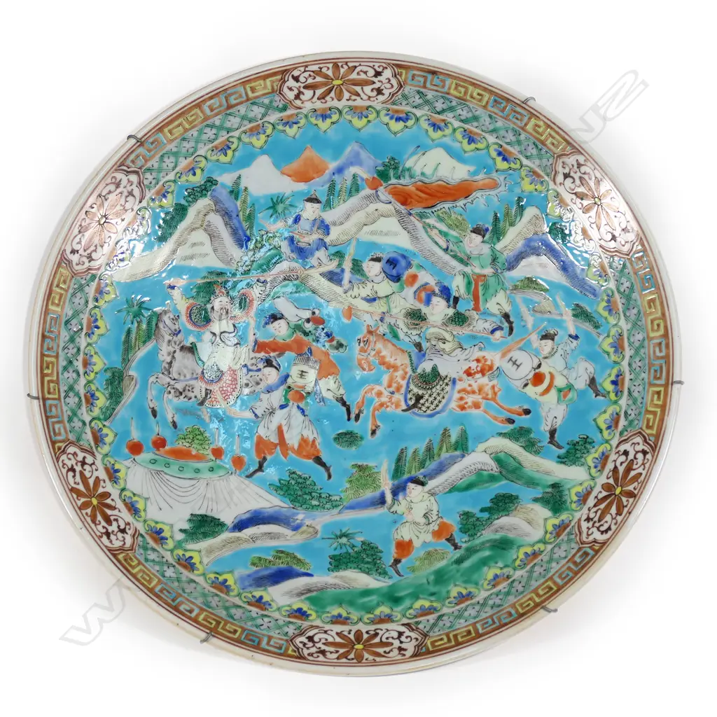 A 19thC Chinese porcelain famille verte charger, Image 1++