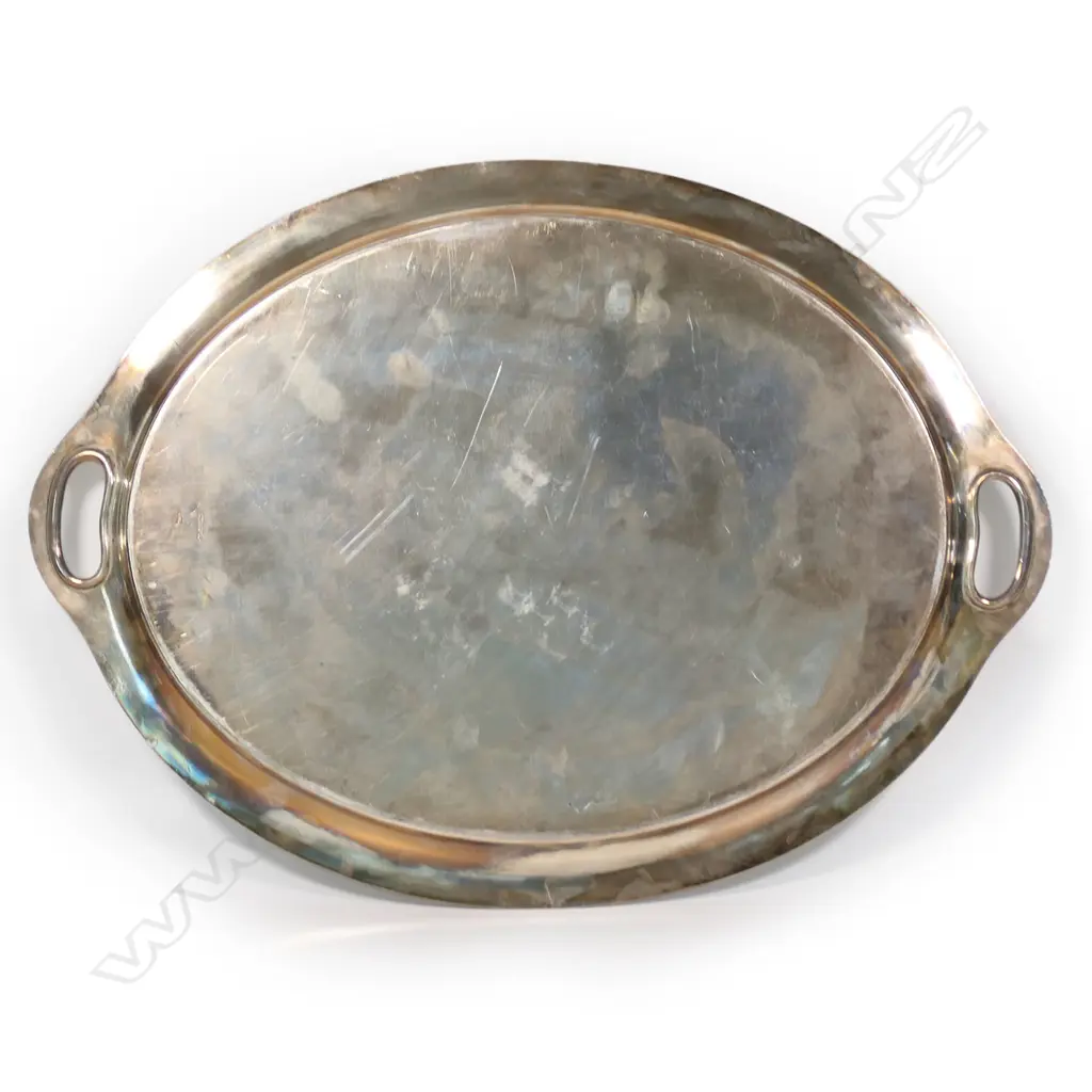 An early 20thC silver banquet tray, Image 1++