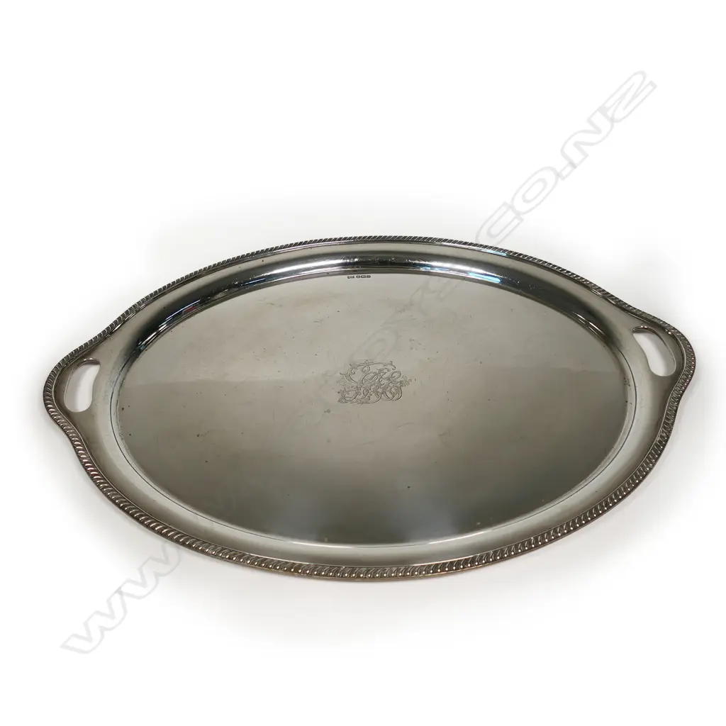 An early 20thC silver banquet tray, Image 1++