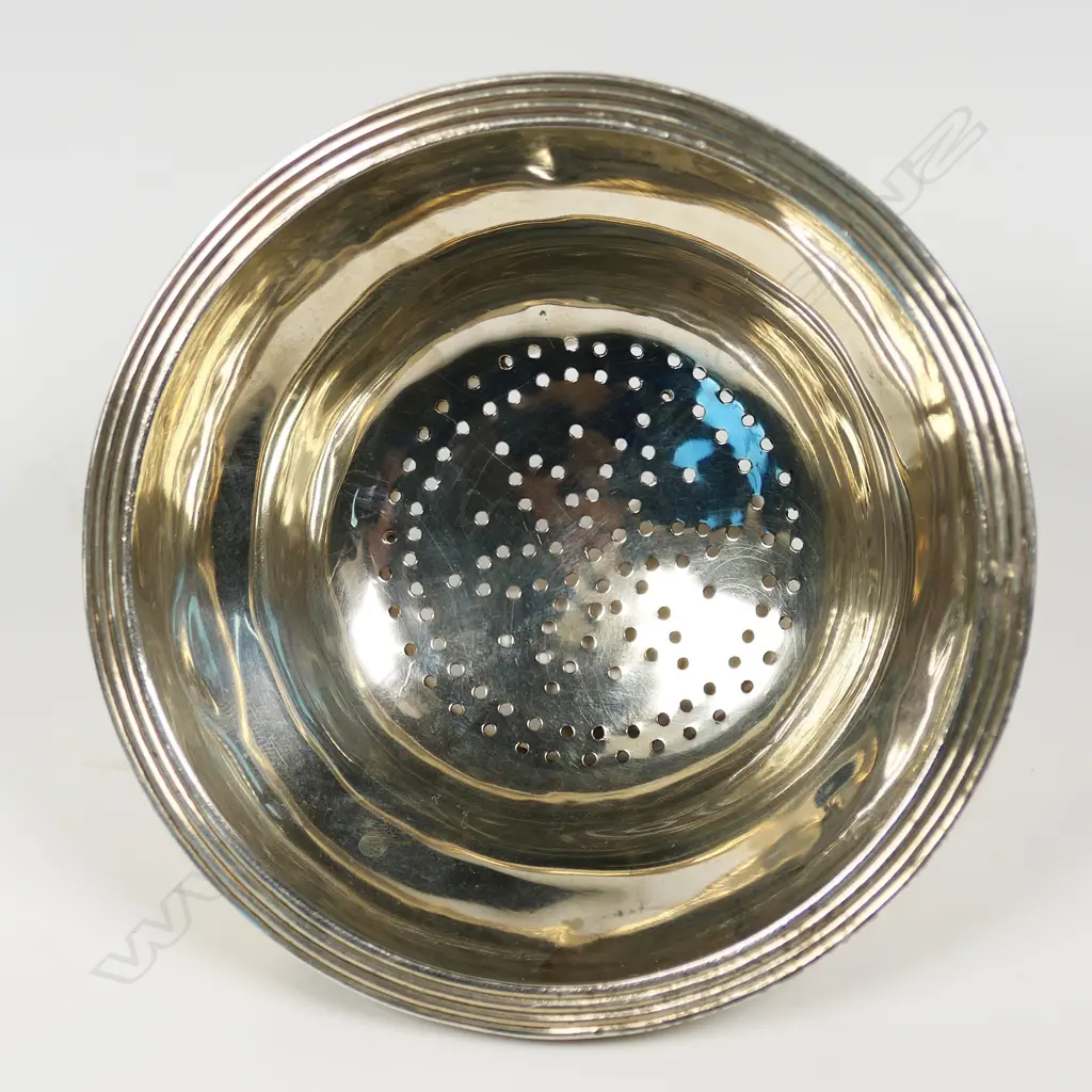 A George III silver wine funnel, Image 1++
