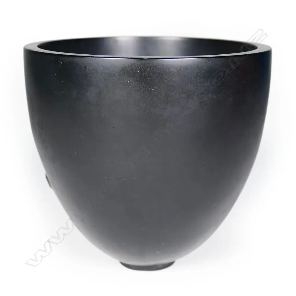 Layla Walter (1975-) cast glass 'Black Robin' #16 footed bowl. Image 1++