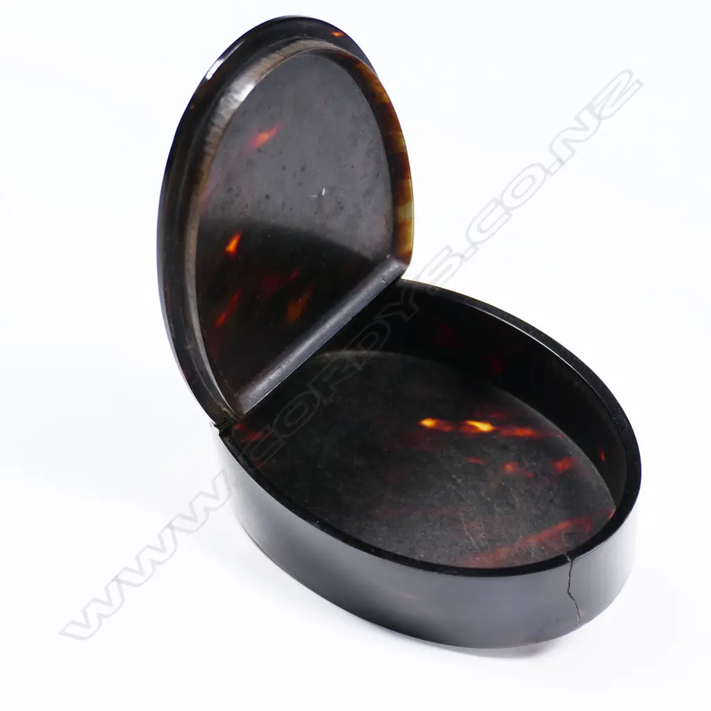 A George III tortoiseshell and rose gold snuff box, Image 1++