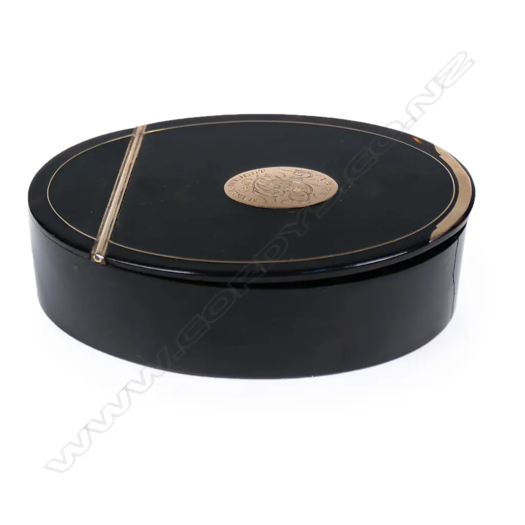 A George III tortoiseshell and rose gold snuff box, Image 1++