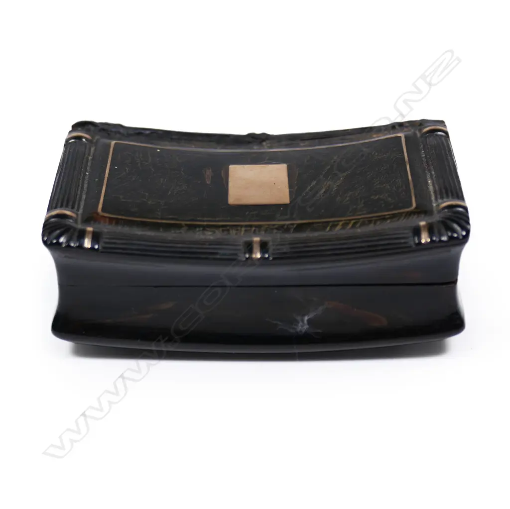 A Regency tortoishell and gold snuff box, Image 1++