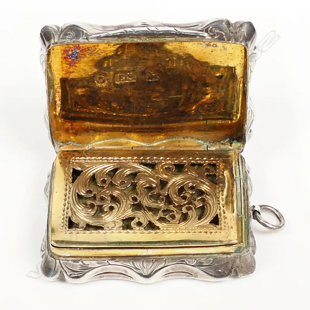 An early Victorian silver vinaigrette, Image 1++
