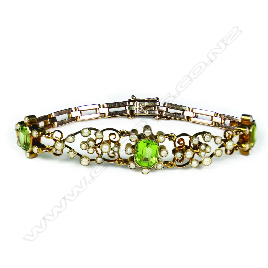An Edwardian 9ct gold peridot and pearl bracelet, Image 1++