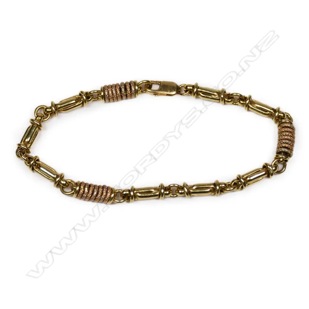 An 18ct yellow gold bracelet, Image 1++